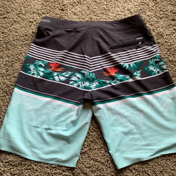 Rip curl mirage 32 inch board short.  Aqua Floral.  10 in inseam - Picture 5 of 5